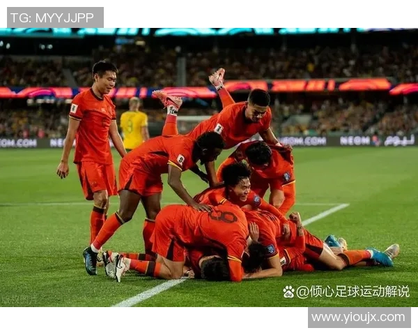 足球明星激情时刻双手高举展现荣耀瞬间高清图片欣赏