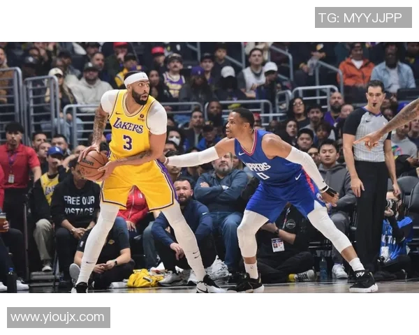 湖人快船对决激战正酣球迷热情高涨期待精彩瞬间